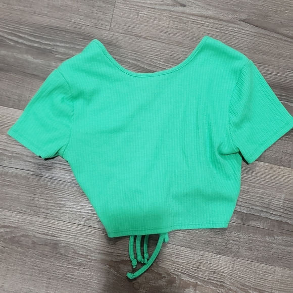 Set of 2 crop tops size medium - Picture 6 of 9
